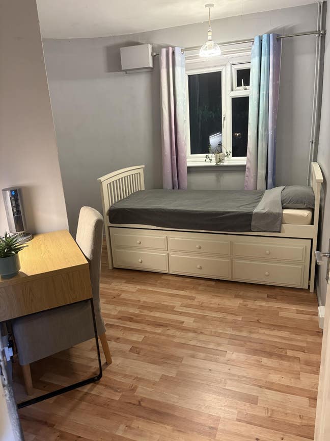A single room in Hounslow Main Photo