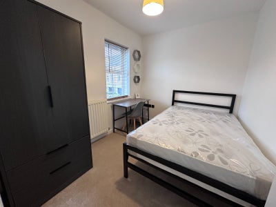 Executive furnished first floor double room! Main Photo