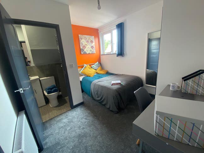  CV1  Far  Gosford–  Premium  ensuite  Room Main Photo