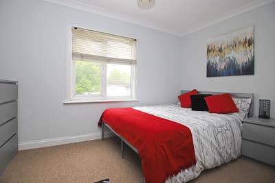 Lovely Double Room close to Hospital / Town centre Main Photo