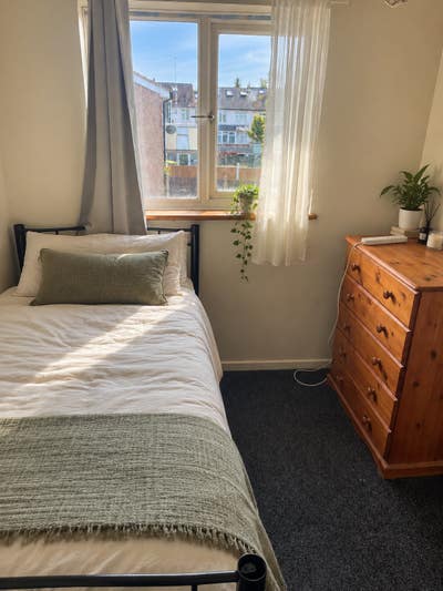Bright Fully Furnished Room | Garden & Living Area Main Photo