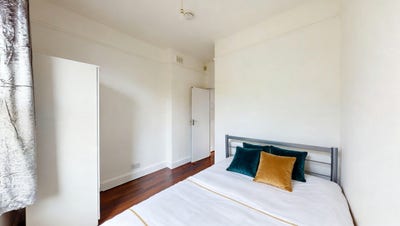 Spacious Five Double Bedroom House in Wood Green Main Photo