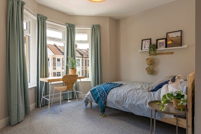1 x Double bed en-suite bedroom BS4 Main Photo