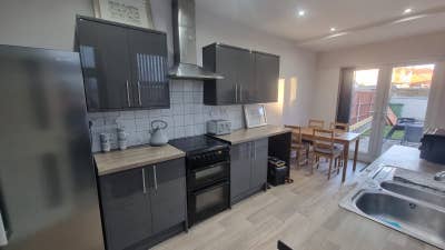 2* Single rooms, off street parking, close to town Main Photo