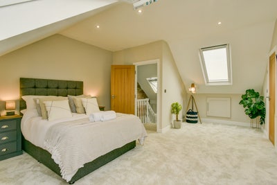 Beautiful Top Floor Girl’s En-Suite in Lovely Home Main Photo