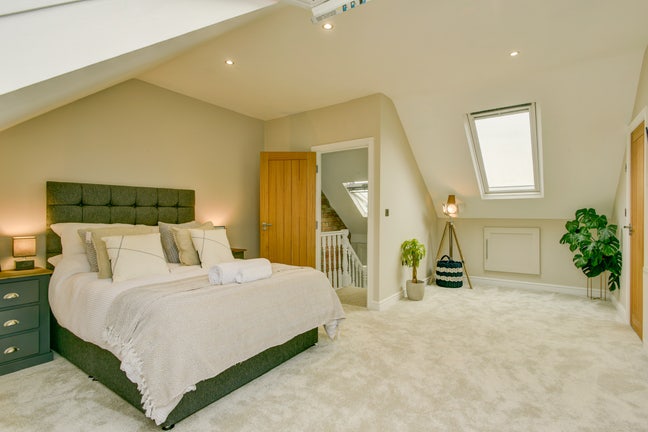 Beautiful Top Floor Girl’s En-Suite in Lovely Home Main Photo