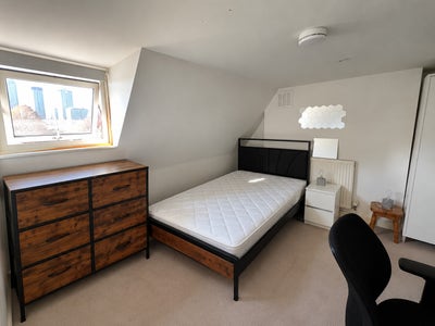 Last double room in a Spacious 5-Bed Flat – Oval Main Photo