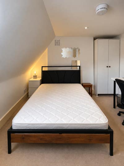 Last double room in a Spacious 5-Bed Flat – Oval Main Photo
