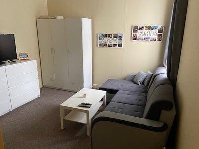 Furnished 1 bedroom flat with off street parking Main Photo