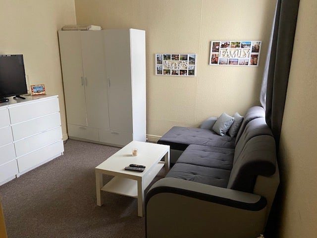 Furnished 1 bedroom flat with off street parking Main Photo