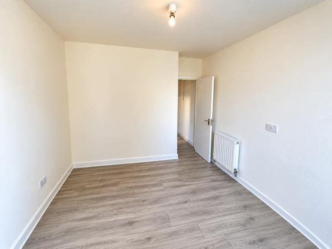 2 bedroom flat, garden, 2 min Manor Park Main Photo