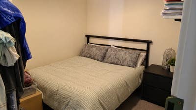 Large Double Room | Driveway Parking Main Photo