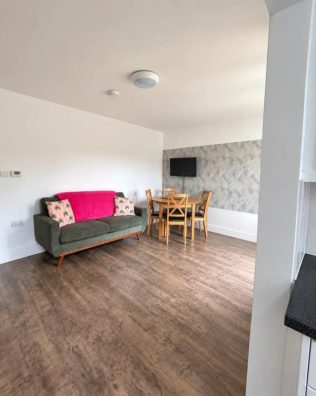 Large Double Room | Driveway Parking Main Photo