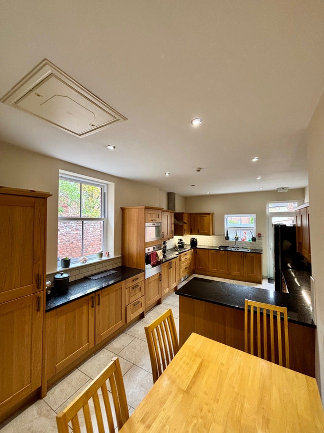 High Spec Professional Victorian Town House Share Main Photo