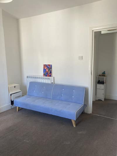 Large room & kitchen 5 mins to Hastings station  Main Photo
