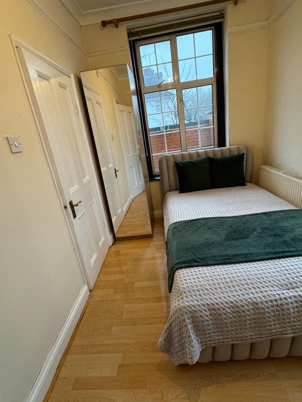 Small double en-suite / West ealing  Main Photo