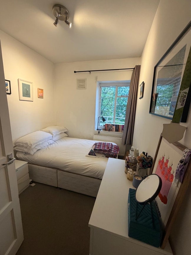 Small double room available in Clapham South Main Photo