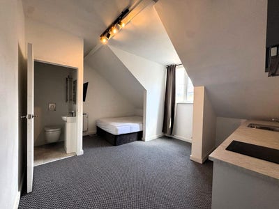 Third-Floor Rear Studio Flat Bond Street, W5 Main Photo