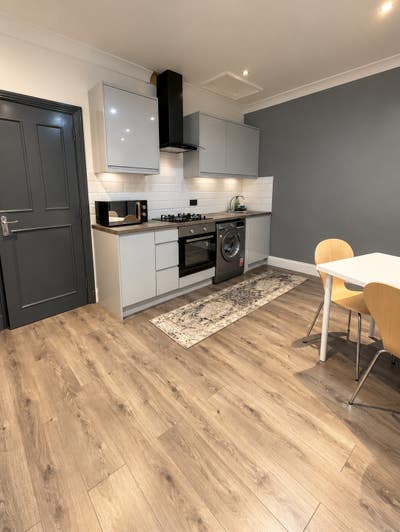 2 Bedroom,  Balcony, 8 Miin from Leytonstone Road Main Photo