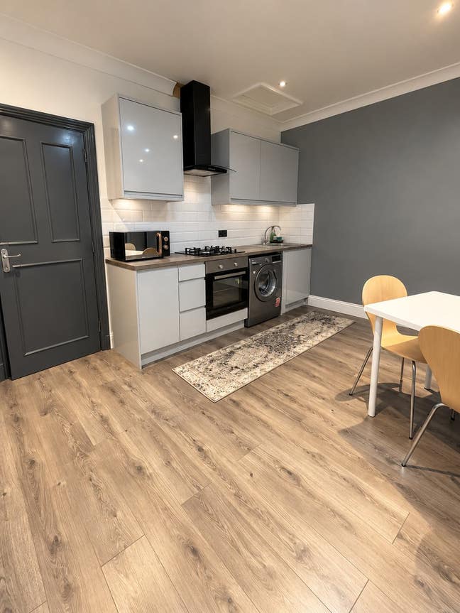 2 Bedroom,  Balcony, 8 Miin from Leytonstone Road Main Photo