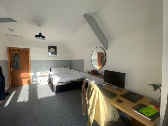 Top Floor Spacious Double Bed Room  Main Photo