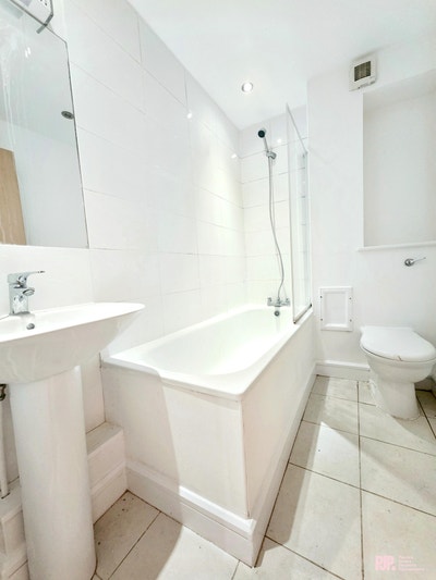 2 Bedroom unfurnished apartment - Central Location Main Photo