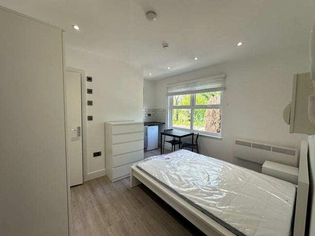 1 modern En-Suite to rent in Potters Bar Main Photo