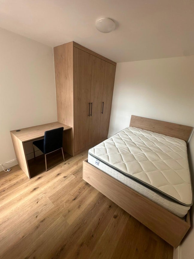 Double Room to Let Main Photo