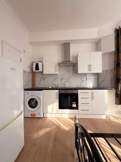 Bright & Spacious Studio Flat – Available Now  Main Photo