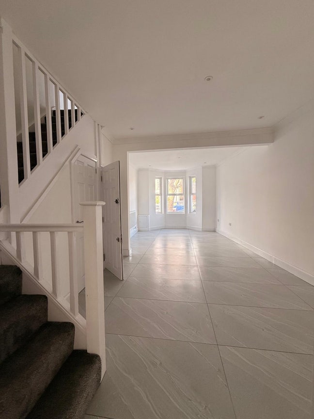 Huge Newly Renovated 3-Bed Family Home  Main Photo