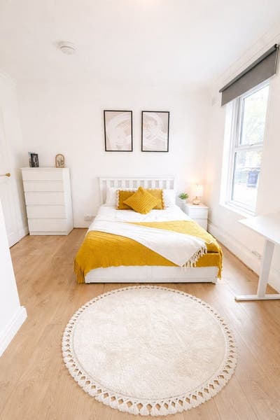 ✨ 2 En-Suite Rooms |5-Bed House |Available Nov E14 Main Photo