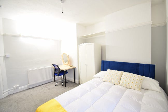 Spacious Double Room in Great Location! Main Photo