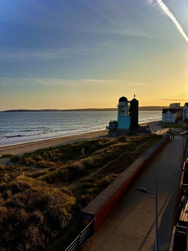 Stunning en-suite room and lounge on seafront Main Photo