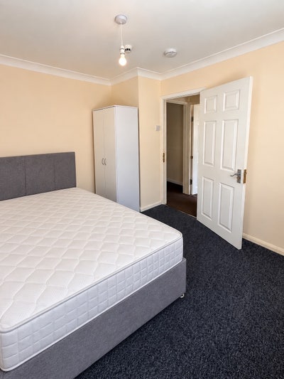 Lovely Double Room at Chadwel Heath  🏡 Main Photo