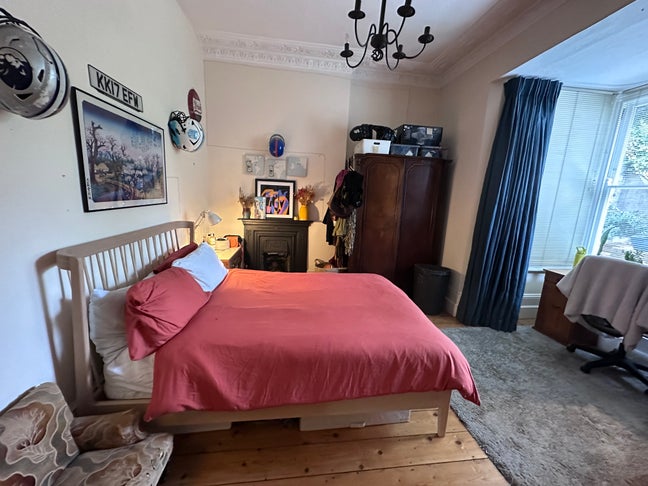 Lovely, large double bedroom for short term let. Main Photo
