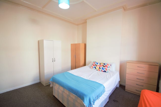Spacious Double Room in Great Location! Main Photo