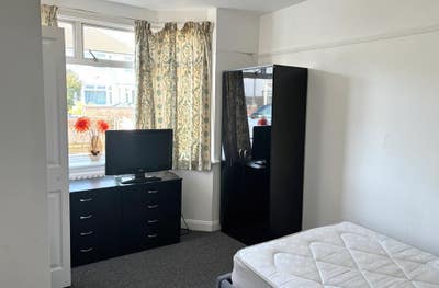 Room 1 Furnished w/ Ensuite! Templar Cowley Main Photo