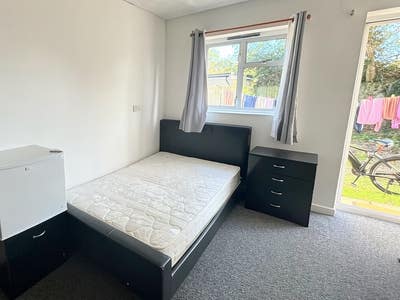 Room 2 Furnished w/ Ensuite! Templar Cowley Main Photo