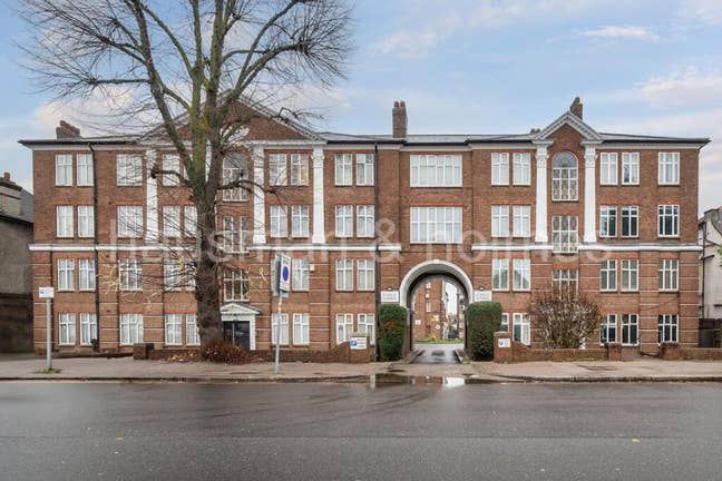 Small Studio flat for rent in Golders Green  (NW11 Main Photo