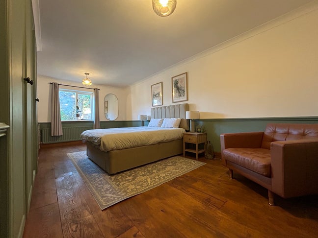 Large double bedroom with private bathroom  Main Photo
