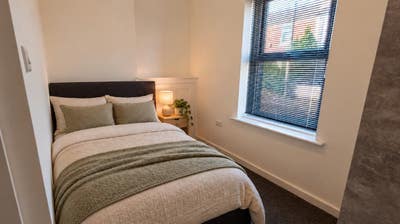 En-suite Double room  | NG18 | Close to Town R4 Main Photo