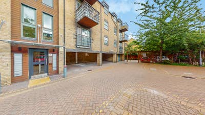 Lovely one bedroom flat with parking IG11  Main Photo