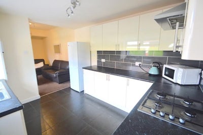 Spacious 4 Bed Available Decemeber Main Photo