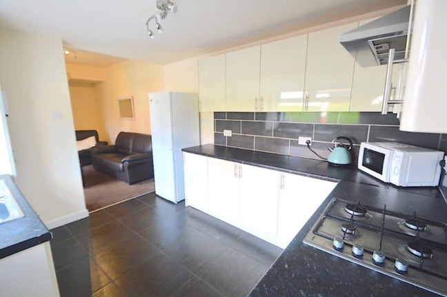 Spacious 4 Bed Available Decemeber Main Photo