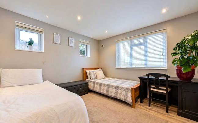 Lovely bright double room for professional female Main Photo