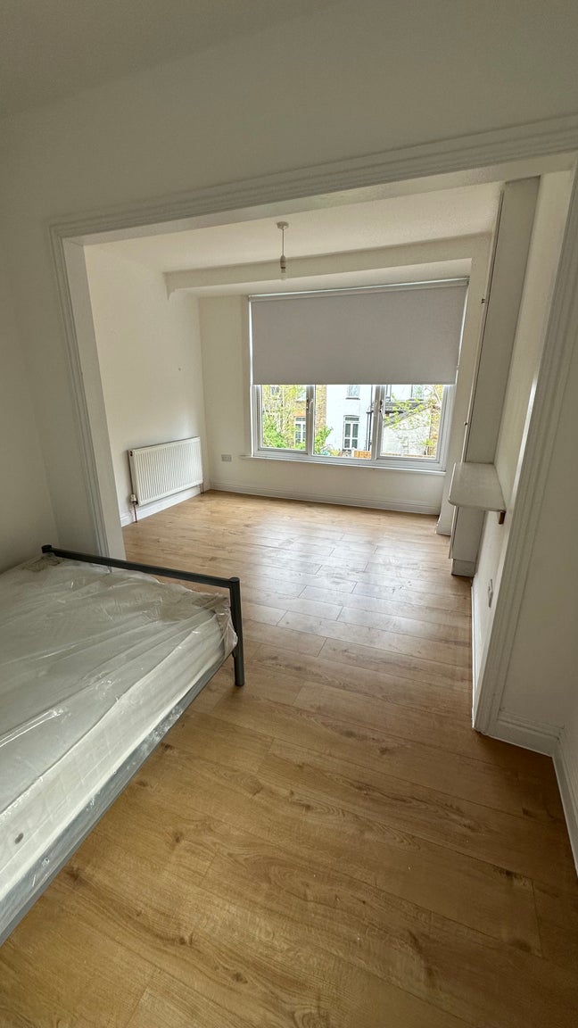 Stunning  Ensuite Room in Prime Gants Hill Main Photo