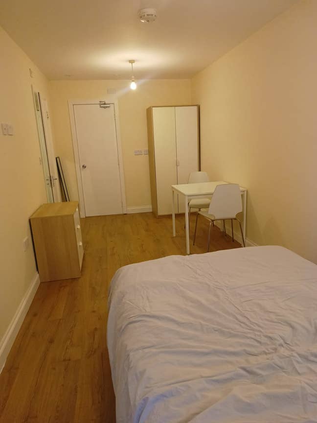 Spacious Ensuite Close to Science Park Main Photo