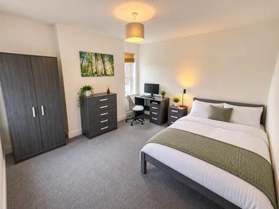 Modern Large double Bedroom bills inc NG5 Main Photo