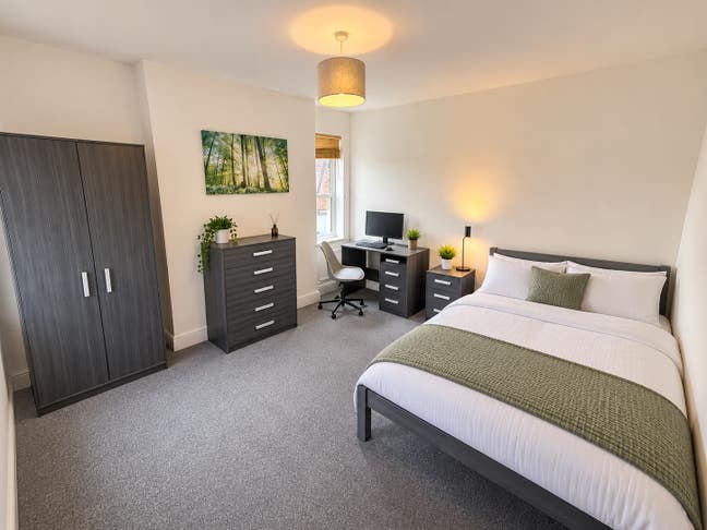 Modern Large double Bedroom bills inc NG5 Main Photo