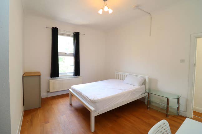 Two beautiful rooms available by Hanwell station Main Photo